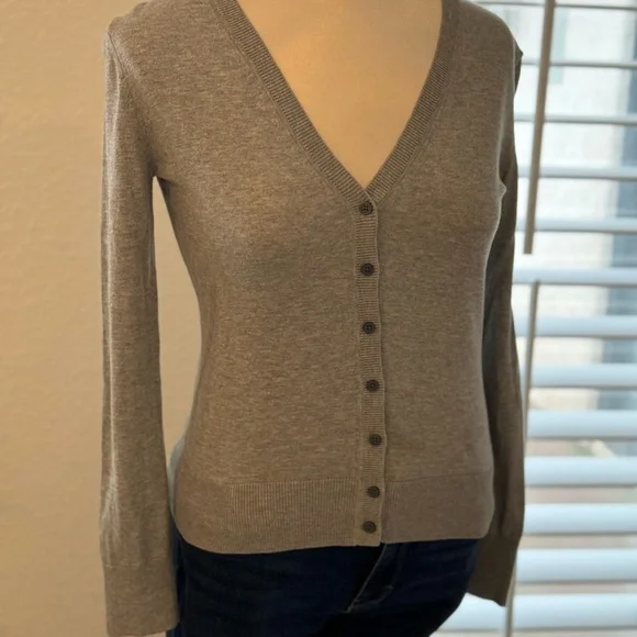 BANANA REPUBLIC GRAY CARDIGAN… SIZE SMALL.. GENTLY USED - Picture 5 of 8